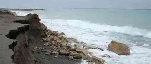 Il 30% delle coste calabresi a rischio erosione, Legambiente: «Serve un piano di adattamento ai cambiamenti climatici»