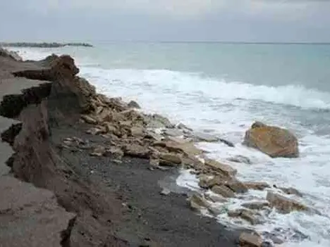 Il 30% delle coste calabresi a rischio erosione, Legambiente: «Serve un piano di adattamento ai cambiamenti climatici»