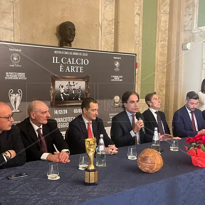 Reggio, la mostra “Il Calcio è arte” racconta la storia del Pallone e dei suoi leggendari campioni\n