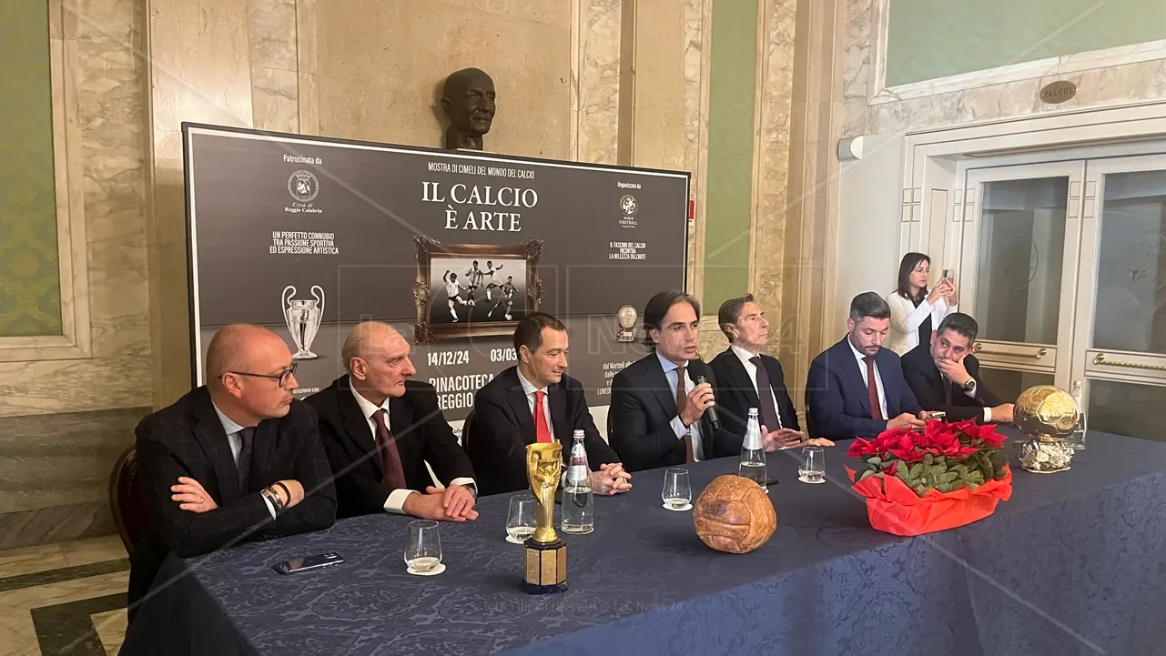 Reggio, la mostra “Il Calcio è arte” racconta la storia del Pallone e dei suoi leggendari campioni\n