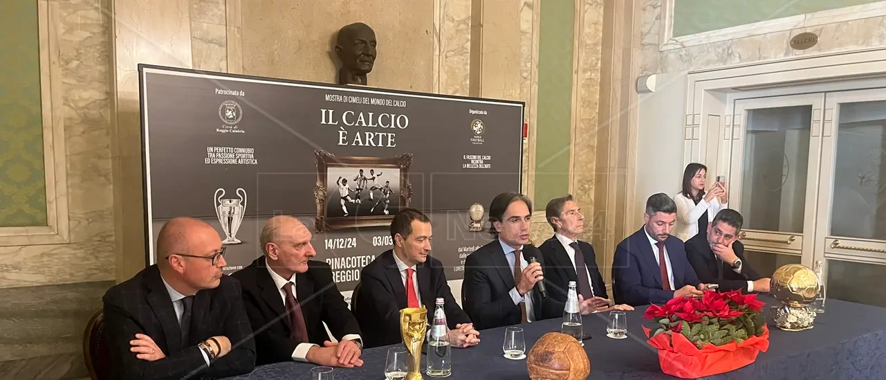 Reggio, la mostra “Il Calcio è arte” racconta la storia del Pallone e dei suoi leggendari campioni\n