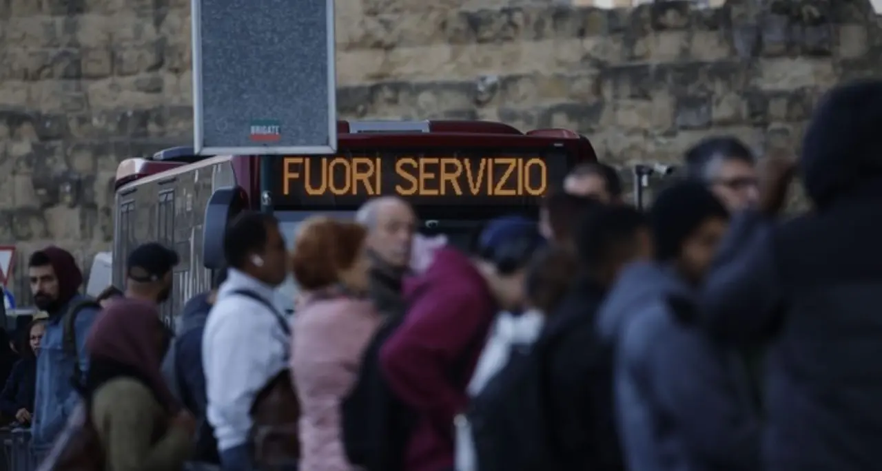 È il giorno dello sciopero dei trasporti: fermi bus, treni e taxi. Ecco come si svolge\n