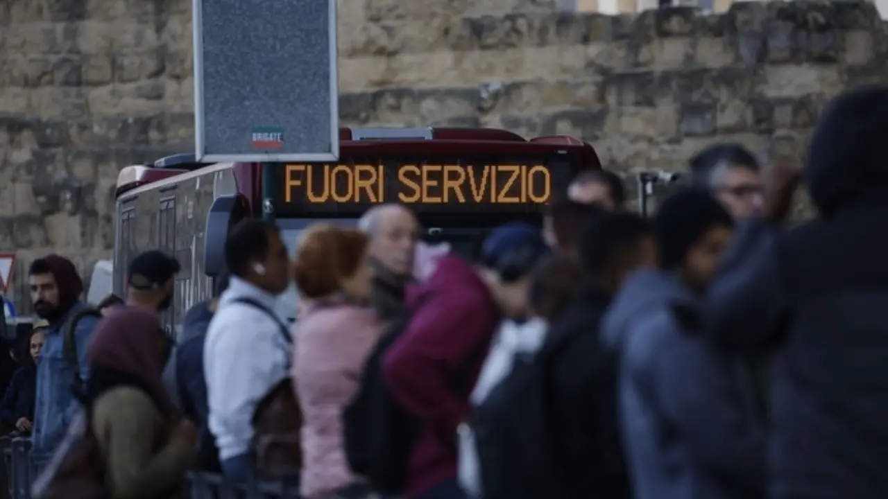 È il giorno dello sciopero dei trasporti: fermi bus, treni e taxi. Ecco come si svolge\n