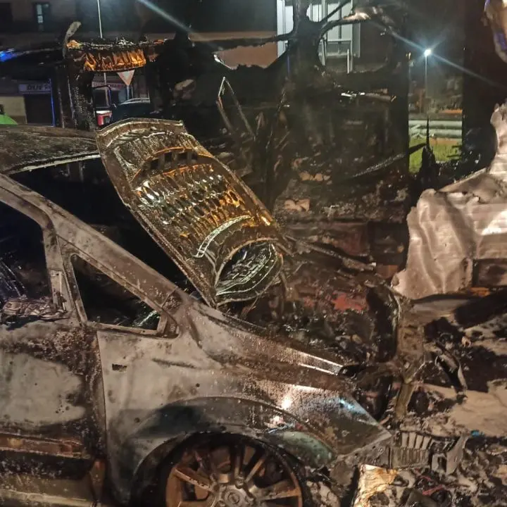 Corigliano Rossano, un camper e un’auto in fiamme nella notte: si propende per la matrice dolosa\n