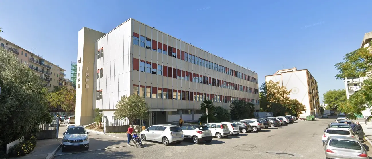 Crotone, per nove anni ha diretto l’Inps provinciale senza averne i titoli: condannata per truffa