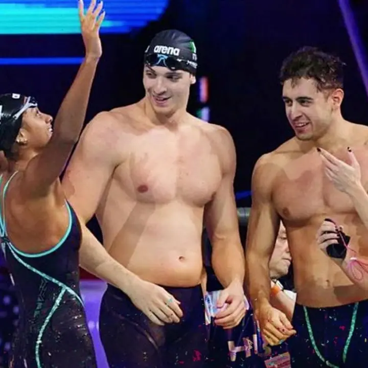 Mondiali di nuoto, medaglia d’oro dell’Italia nella staffetta mista: «Ci siamo divertiti»\n