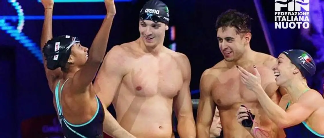 Mondiali di nuoto, medaglia d’oro dell’Italia nella staffetta mista: «Ci siamo divertiti»\n