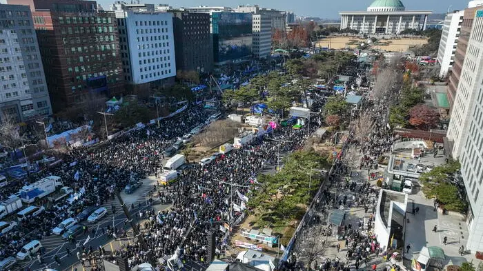 <p>Manifestanti davanti al Parlamento di Seul</p>\\n , EPA