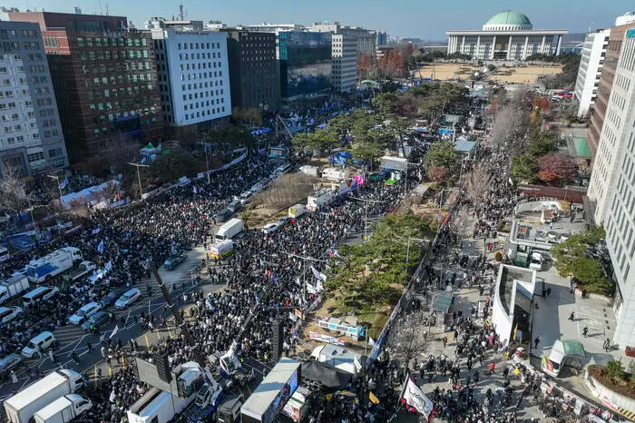 <p>Manifestanti davanti al Parlamento di Seul</p>\\n , EPA