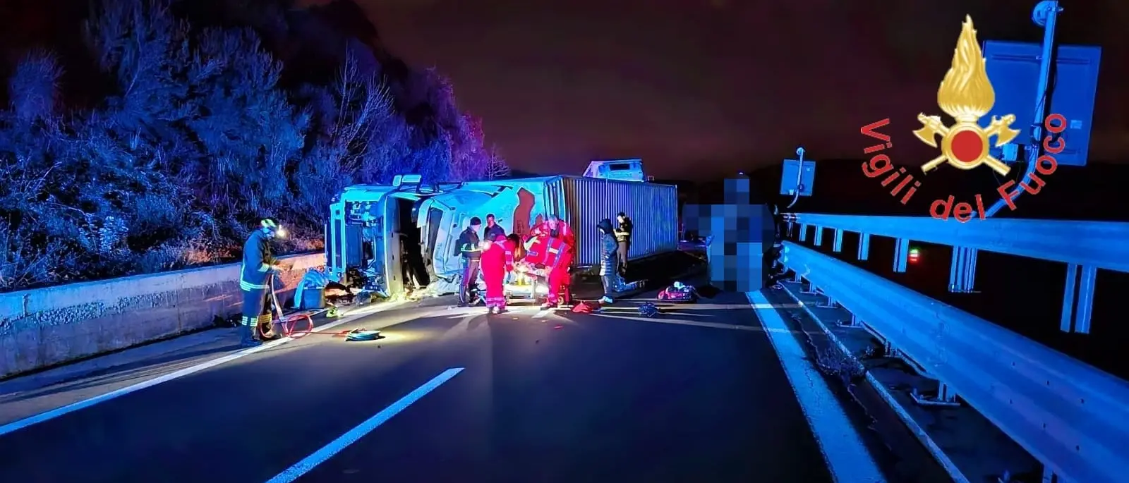 Camion si ribalta in autostrada tra gli svincoli di Rogliano e Altilia: ferito il conducente