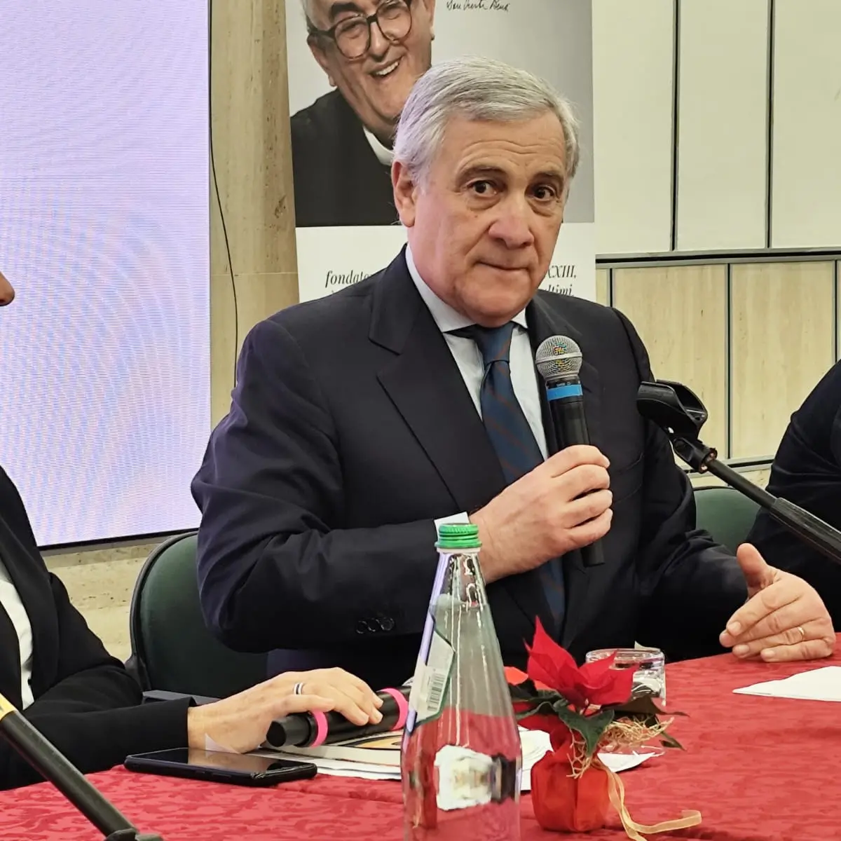 Da Reggio Tajani rimette al “centro” Forza Italia: «Occupiamo lo spazio tra Meloni e Schlein»