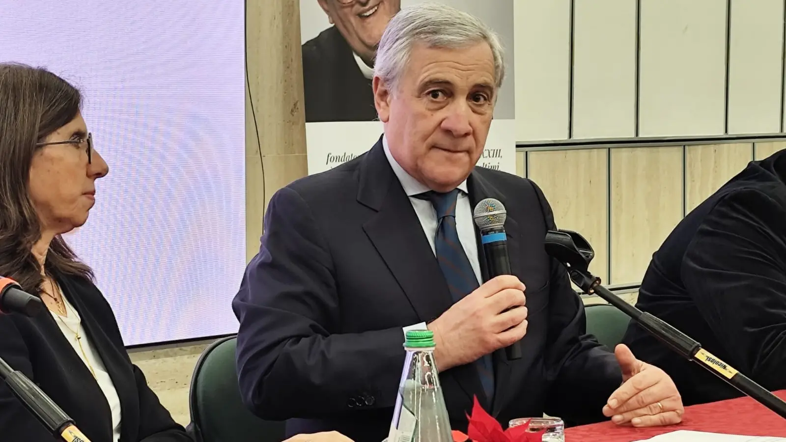 Da Reggio Tajani rimette al “centro” Forza Italia: «Occupiamo lo spazio tra Meloni e Schlein»