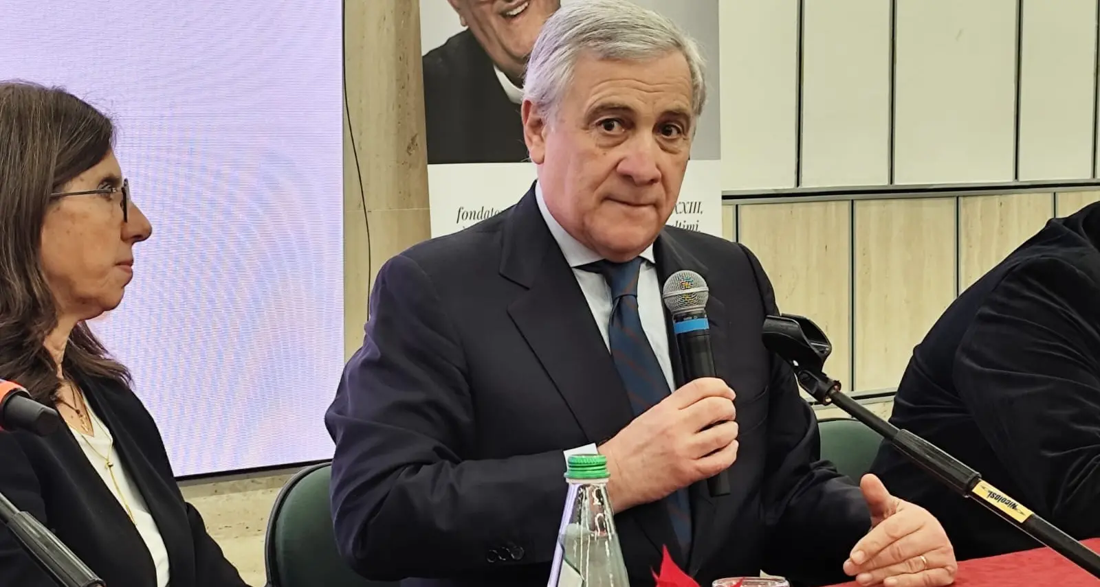 Da Reggio Tajani rimette al “centro” Forza Italia: «Occupiamo lo spazio tra Meloni e Schlein»