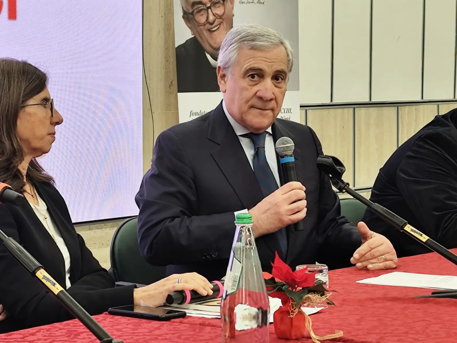 Da Reggio Tajani rimette al “centro” Forza Italia: «Occupiamo lo spazio tra Meloni e Schlein»