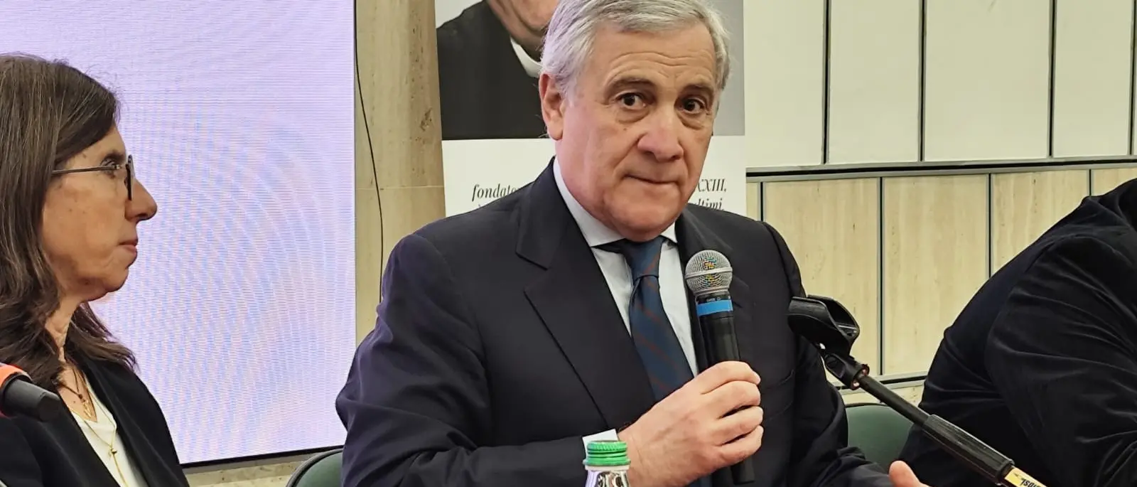 Da Reggio Tajani rimette al “centro” Forza Italia: «Occupiamo lo spazio tra Meloni e Schlein»
