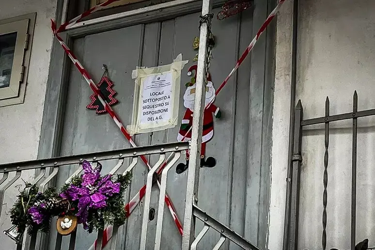 Tragedia in provincia di Napoli: bimba di 4 anni muore cadendo da una scala in casa