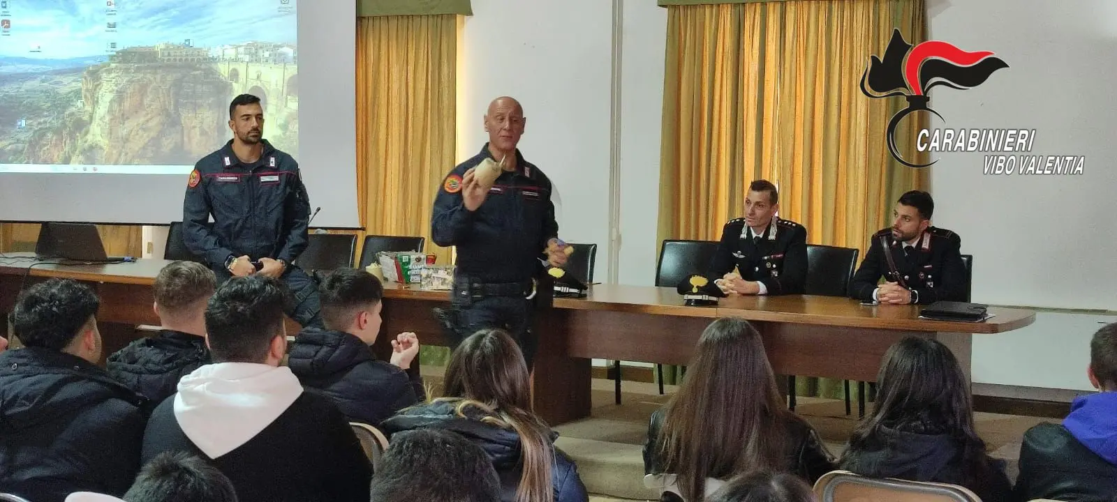 Botti di Capodanno, i carabinieri nelle scuole del Vibonese per sensibilizzare a un uso responsabile