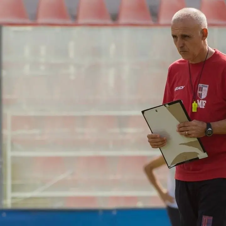 La Vibonese ospita la capolista Siracusa. mister Facciolo: «Siamo tra le grandi e ce la godiamo. Voglio la squadra spensierata»\n