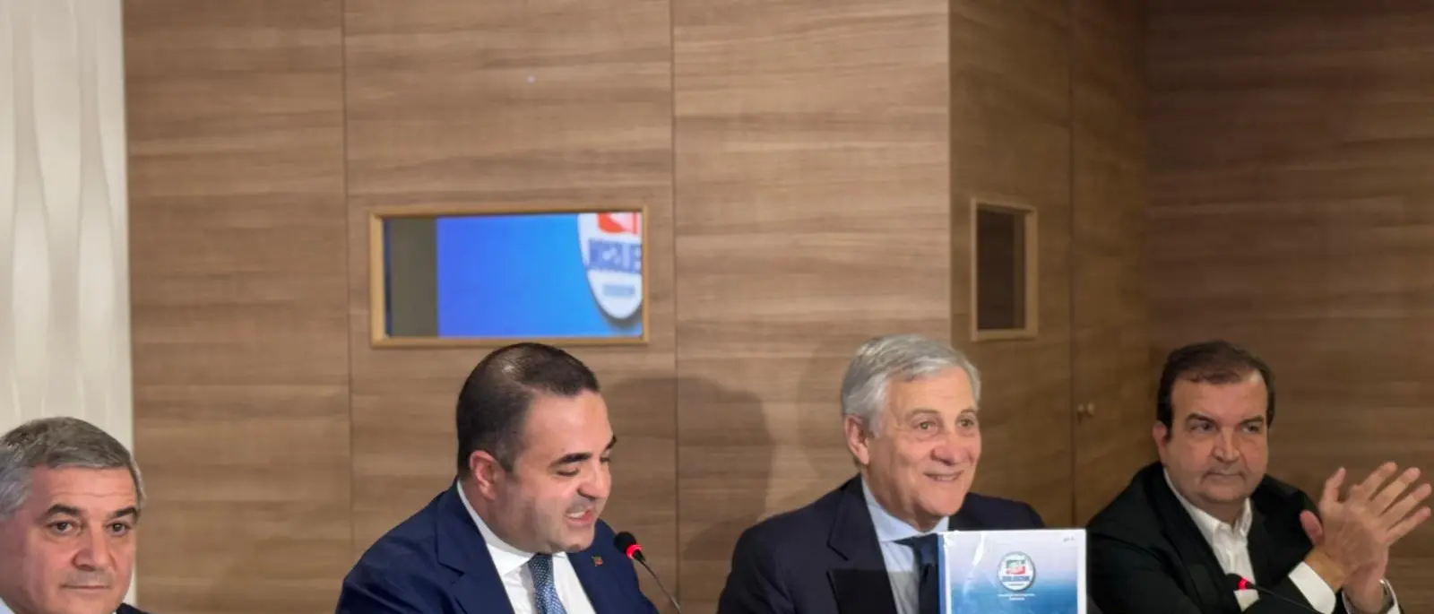 Forza Italia, un altro\u00A0piccolo esercito di amministratori entra nel partito: sono\u00A0320 (di cui 47 sindaci), ecco i nomi\n