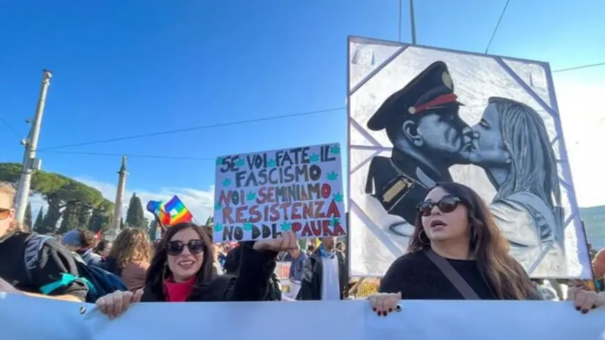 Ddl sicurezza, corteo di protesta a Roma:\u00A0«Siamo in 100mila»\n