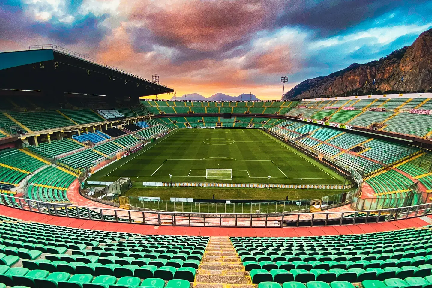 <p>Lo stadio Renzo Barbera (Foto Palermo F.C.)</p>\\n