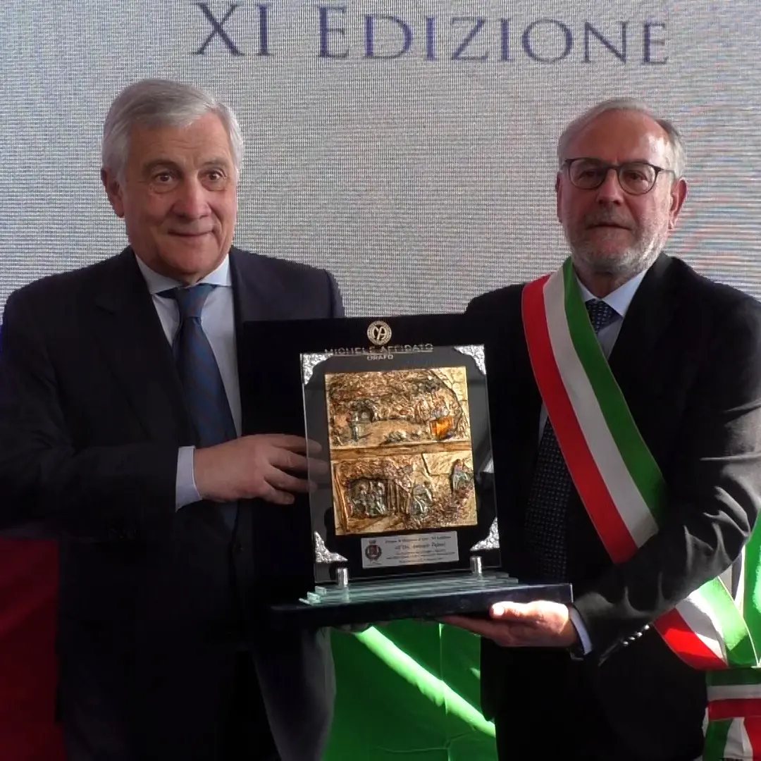 Tajani premiato a Motta San Giovanni, il Minatore d'oro esalta il sacrificio dei lavoratori del Sud: «Hanno reso grande l’Italia»\n