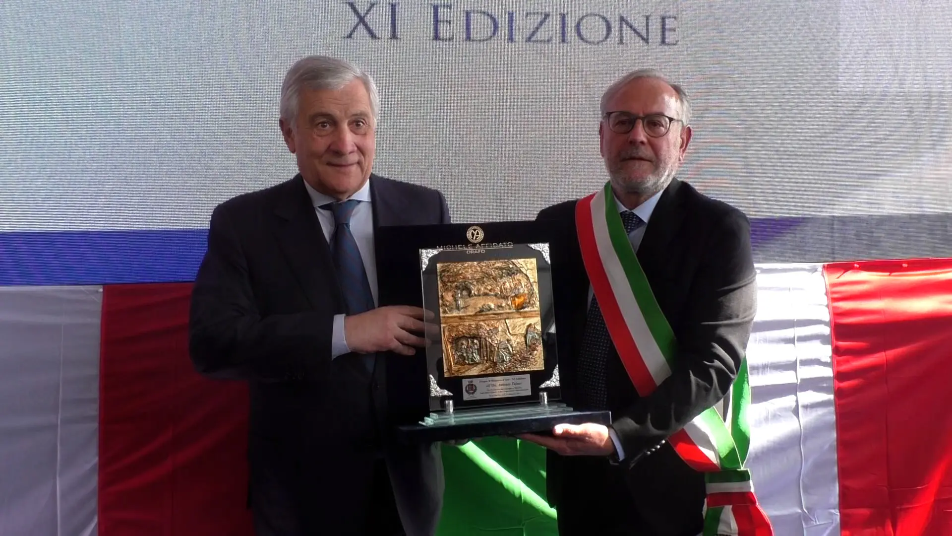 Tajani premiato a Motta San Giovanni, il Minatore d'oro esalta il sacrificio dei lavoratori del Sud: «Hanno reso grande l’Italia»\n