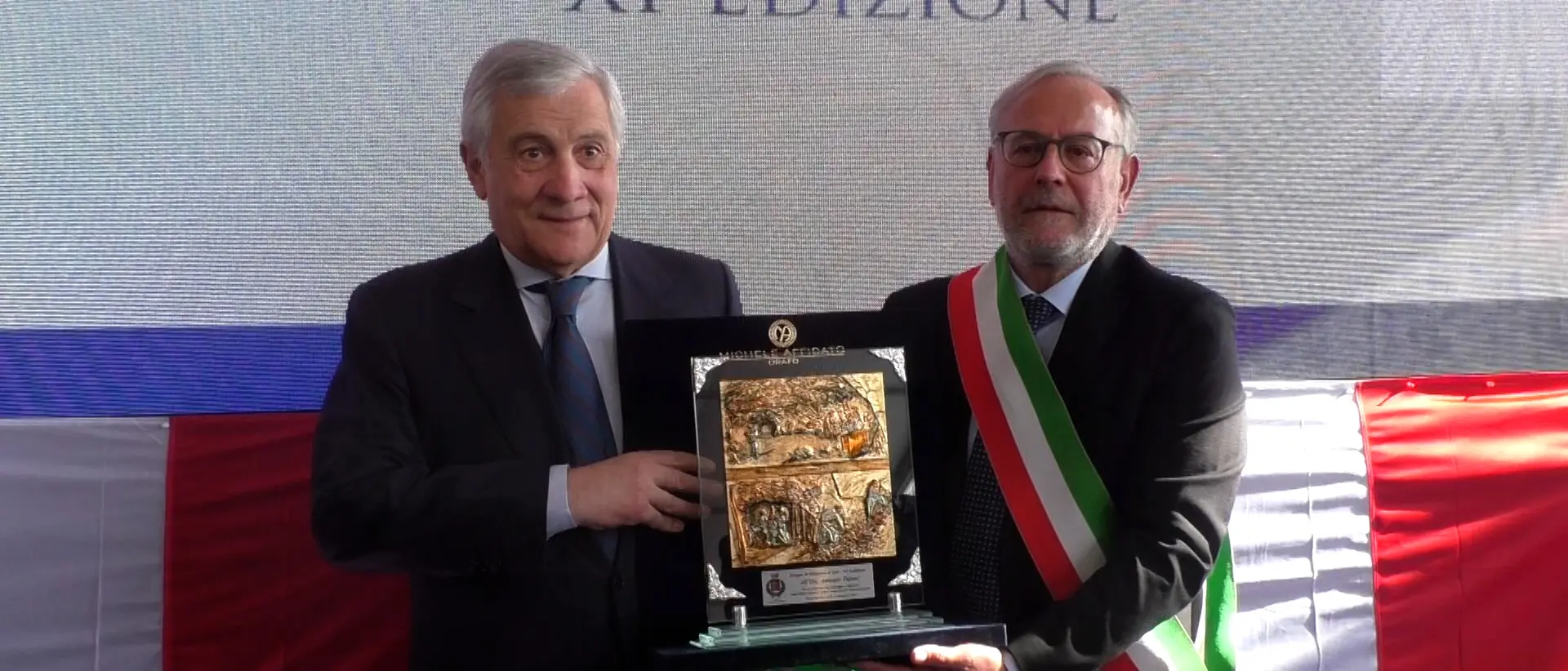 Tajani premiato a Motta San Giovanni, il Minatore d'oro esalta il sacrificio dei lavoratori del Sud: «Hanno reso grande l’Italia»\n