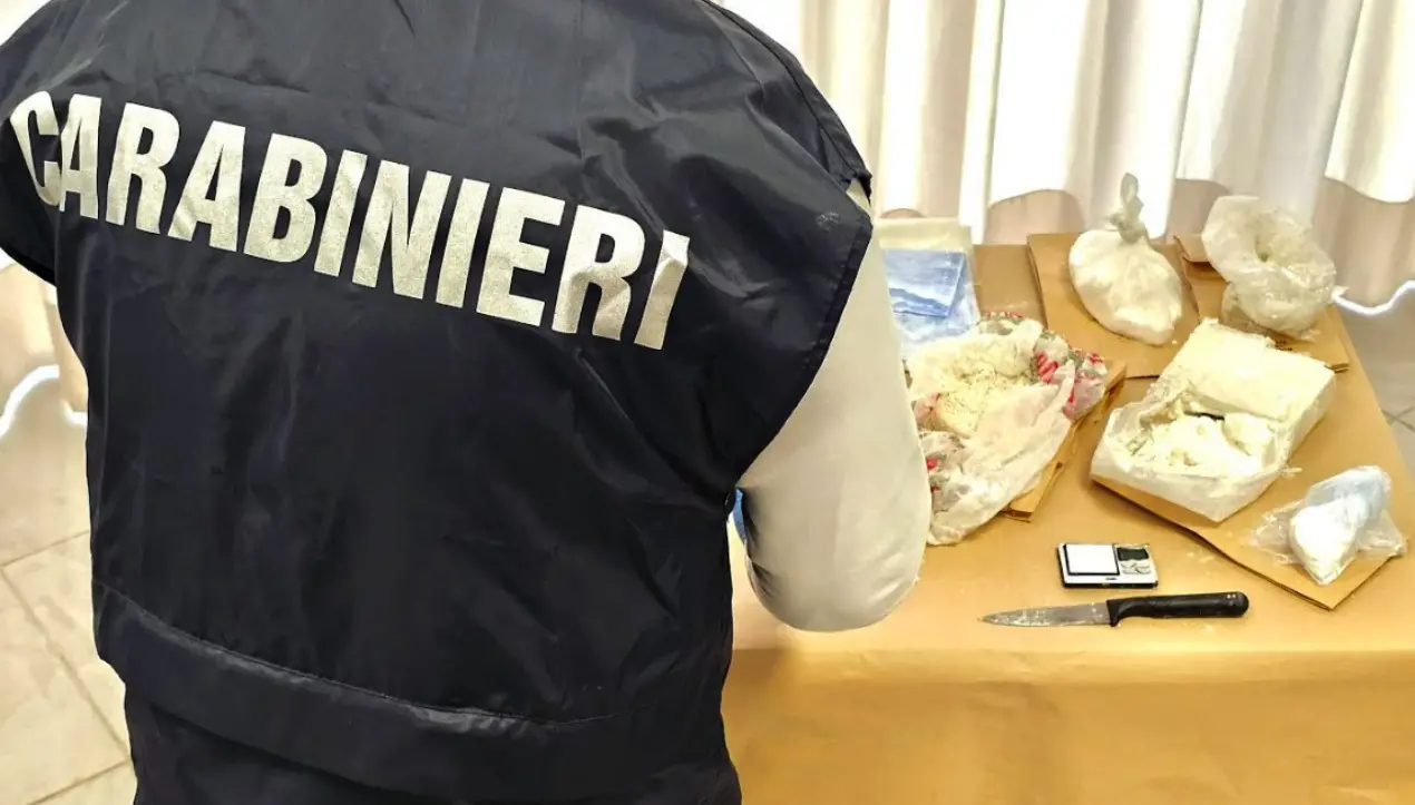 Tenta di disfarsi della cocaina gettandola dalla finestra durante una perquisizione, un arresto a Lamezia\n