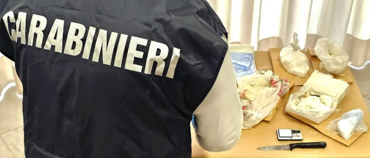 Tenta di disfarsi della cocaina gettandola dalla finestra durante una perquisizione, un arresto a Lamezia\n