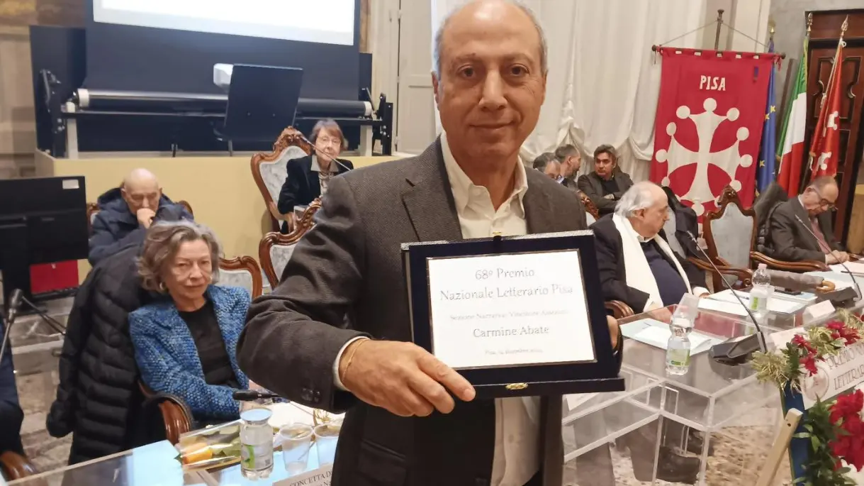 Carmine Abate durante la premiazione a Pisa