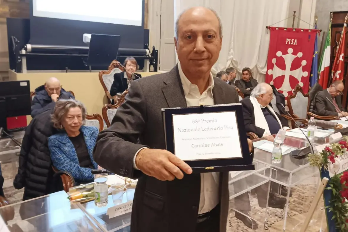 Carmine Abate durante la premiazione a Pisa