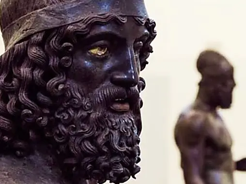 I Bronzi di Riace erano siciliani? La nuova ipotesi (con la mafia sullo sfondo) sulla provenienza delle statue