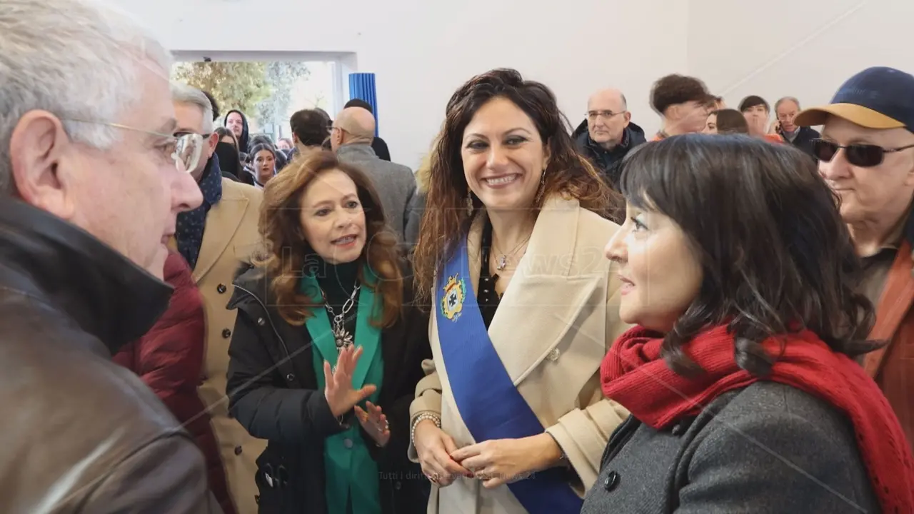 <p>La presidente della Provincia Rosaria Succurro con la dirigente scolastica del Liceo Scorza Rosanna Rizzo</p>\\n