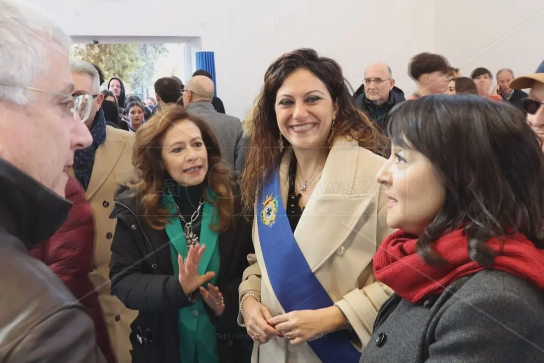 <p>La presidente della Provincia Rosaria Succurro con la dirigente scolastica del Liceo Scorza Rosanna Rizzo</p>\\n