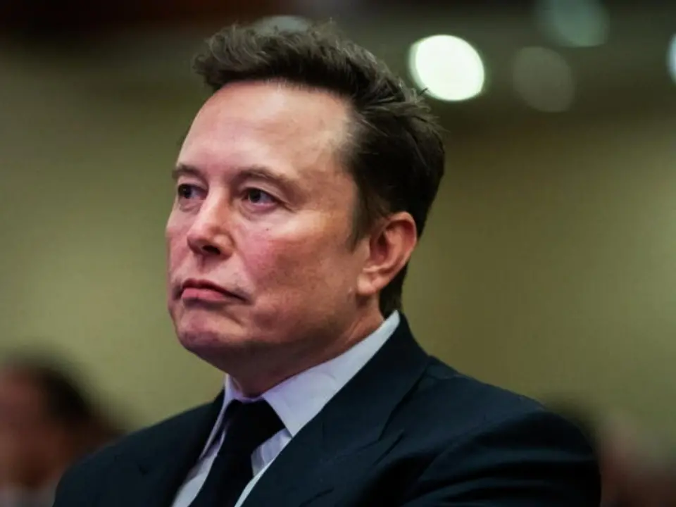 Elon Musk assume anche in Italia: stipendi fino a 256mila euro e lavoro da remoto