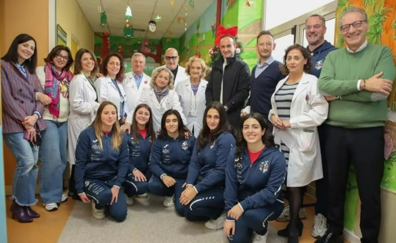 Doni e sorrisi per i piccoli pazienti dell’ospedale di Cosenza: la sorpresa della Smile Cosenza pallanuoto\n