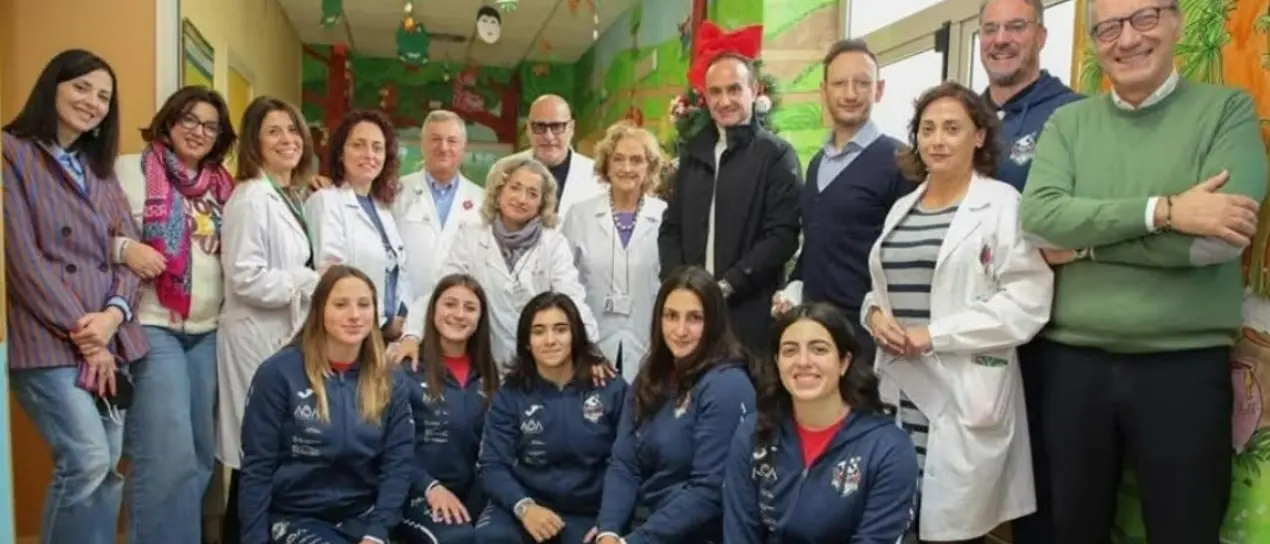 Doni e sorrisi per i piccoli pazienti dell’ospedale di Cosenza: la sorpresa della Smile Cosenza pallanuoto\n