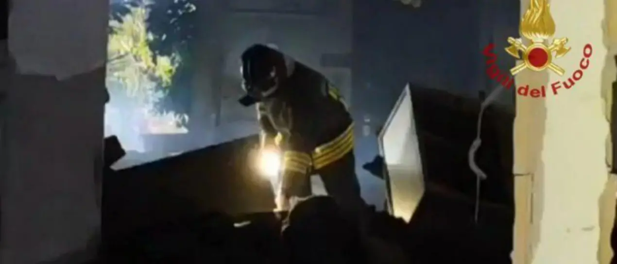 Esplosione in una villetta ad Aprilia, salgono a tre le vittime: dopo nonna e nipotina recuperato il corpo di un’altra donna\n