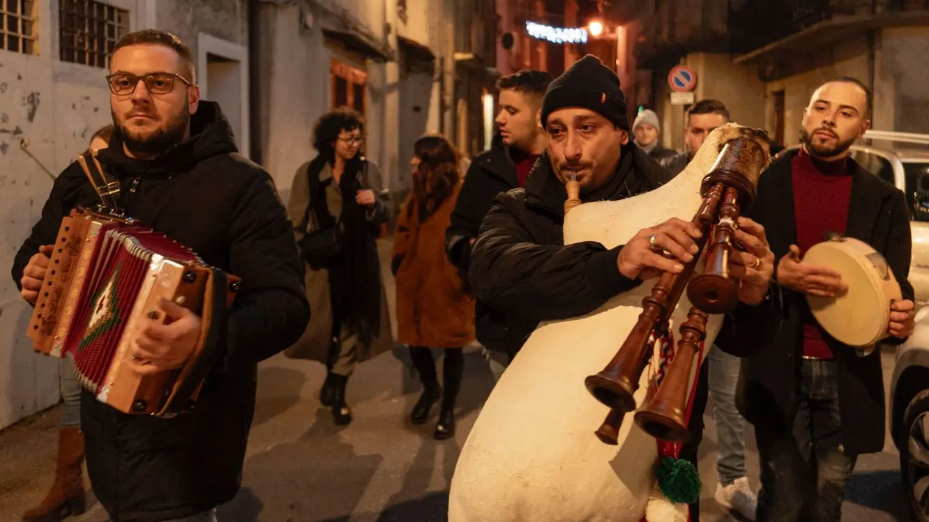 <p>Zampognari e musici per le strade di Conflenti <i>ph. Francesco Cristiano</i></p>\\n
