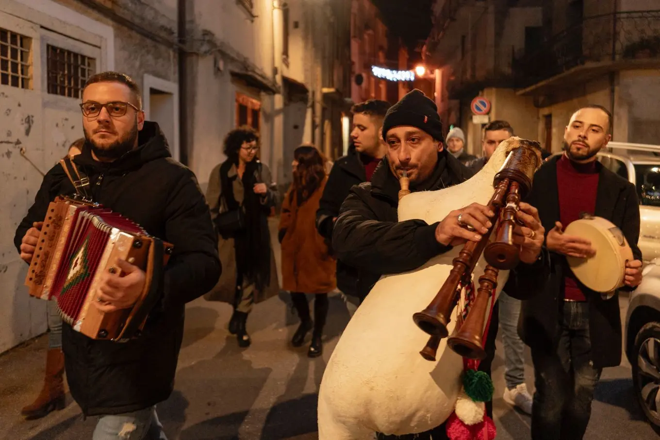 <p>Zampognari e musici per le strade di Conflenti <i>ph. Francesco Cristiano</i></p>\\n
