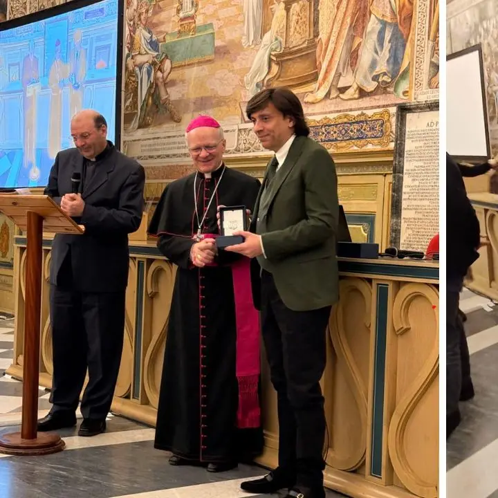 Il momento della premiazione di Anton Giulio Grande, nel riquadro con l\\'attrice Claudia Gerini