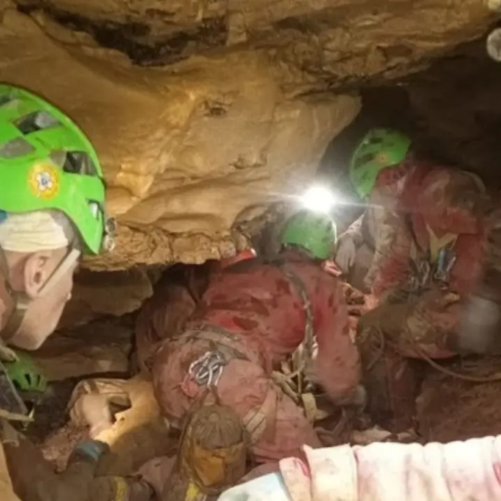 La speleologa Ottavia Piana estratta dalla grotta dell’Abisso Bueno Fonteno nel Bergamasco