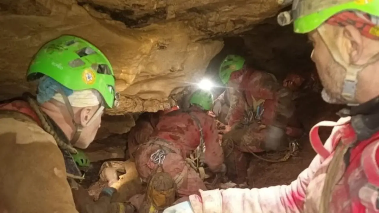 La speleologa Ottavia Piana estratta dalla grotta dell’Abisso Bueno Fonteno nel Bergamasco