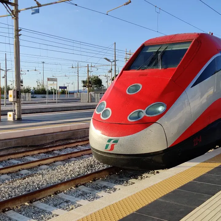 Roma-Reggio Calabria sotto Natale,\u00A0il Frecciarossa costa quanto un televisore.\u00A0Le testimonianze dei fuori sede: «Il ritorno? Accompagnato dai\u00A0genitori»\n