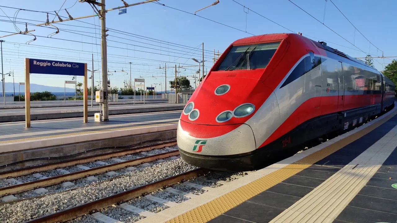 Roma-Reggio Calabria sotto Natale,\u00A0il Frecciarossa costa quanto un televisore.\u00A0Le testimonianze dei fuori sede: «Il ritorno? Accompagnato dai\u00A0genitori»\n