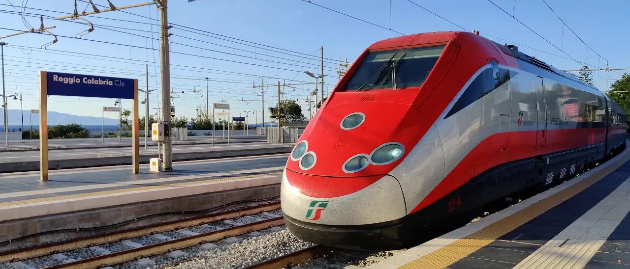 Roma-Reggio Calabria sotto Natale,\u00A0il Frecciarossa costa quanto un televisore.\u00A0Le testimonianze dei fuori sede: «Il ritorno? Accompagnato dai\u00A0genitori»\n