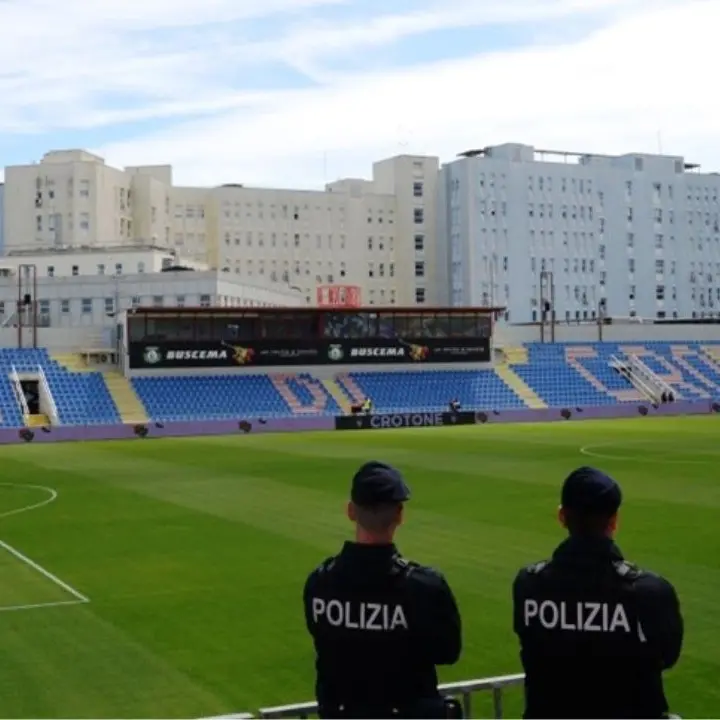 Lanciò una bottiglietta d’acqua contro i tifosi del Crotone: Daspo di un anno per un calciatore del Benevento\n