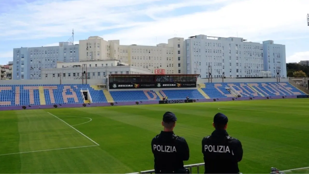 Lanciò una bottiglietta d’acqua contro i tifosi del Crotone: Daspo di un anno per un calciatore del Benevento\n