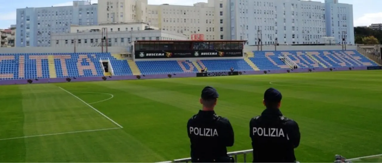 Lanciò una bottiglietta d’acqua contro i tifosi del Crotone: Daspo di un anno per un calciatore del Benevento\n